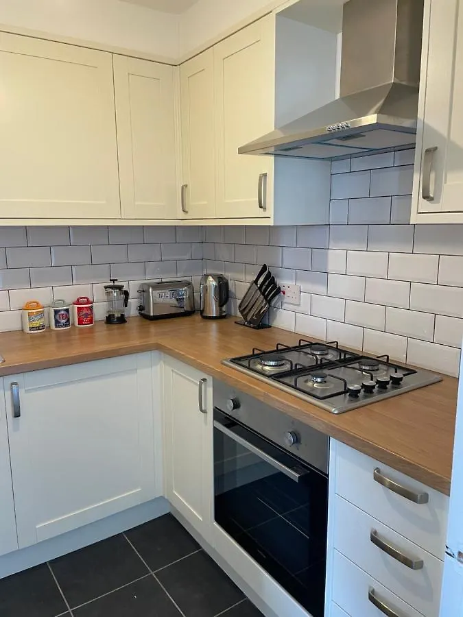 Light And Airy 1 Bedroom Flat 700M From The Beach Bournemouth