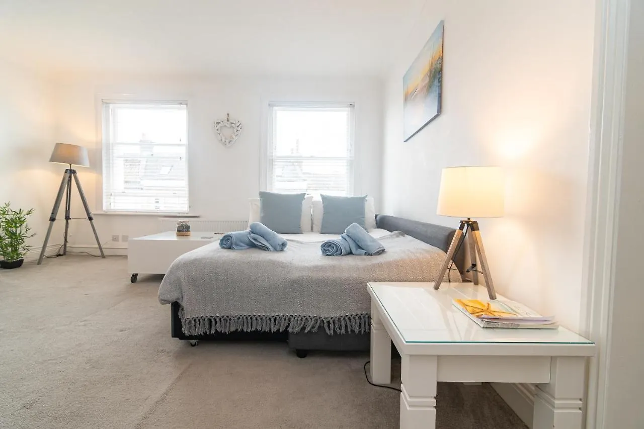 Light And Airy 1 Bedroom Flat 700M From The Beach Bournemouth