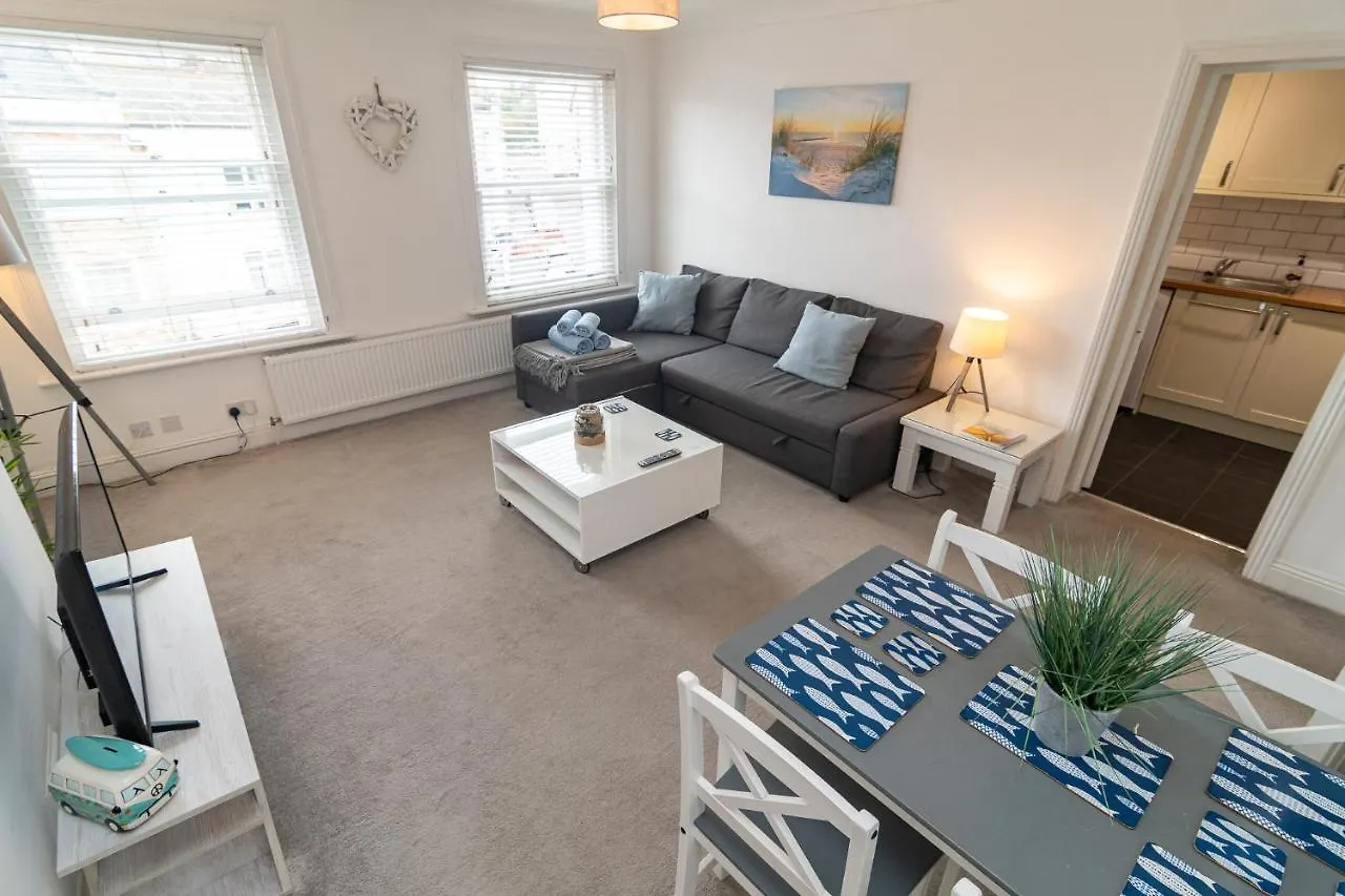Light And Airy 1 Bedroom Flat 700M From The Beach Bournemouth