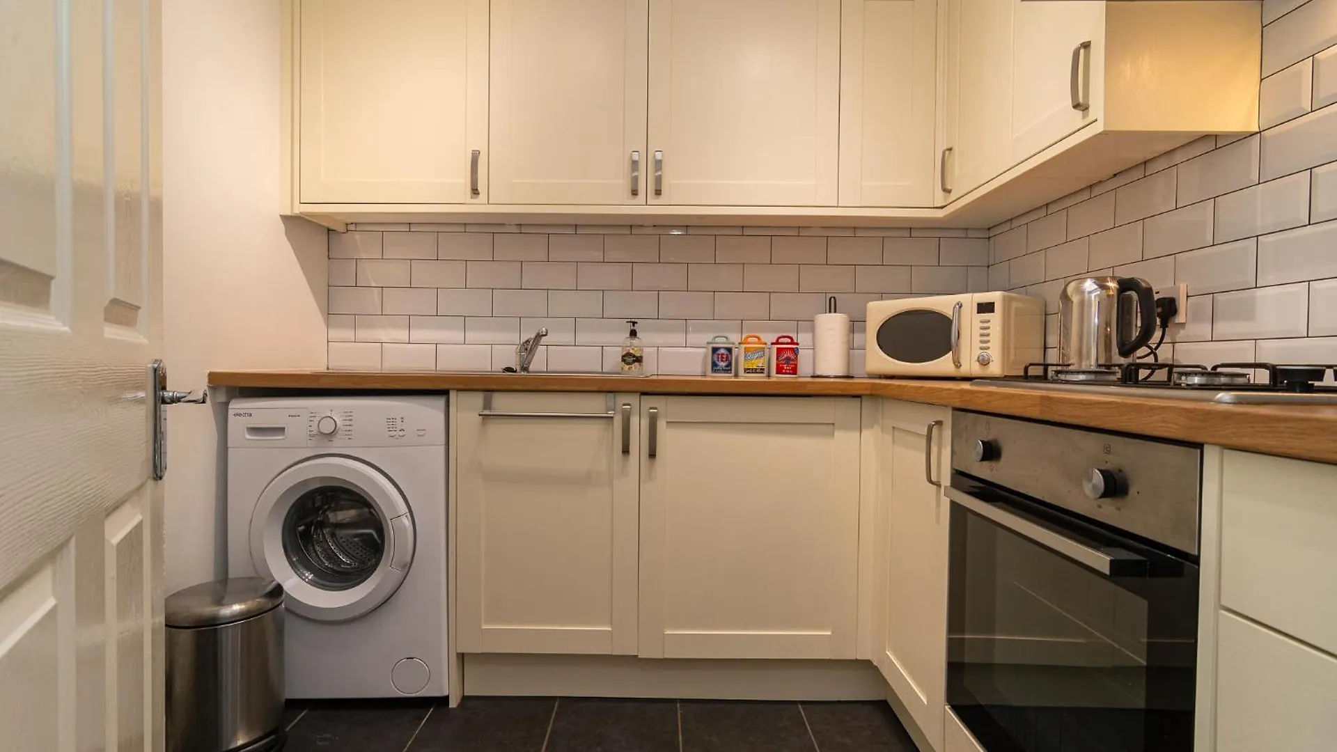 Light And Airy 1 Bedroom Flat 700M From The Beach Bournemouth 0*,  United Kingdom