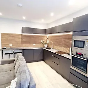 Stylish Flat In Town Centre Apartment