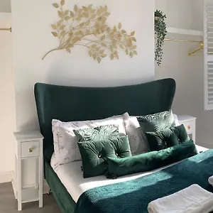 Modern Town Centre Flat - Free Shared Parking, King Size Bed, 5 Minutes Walk To Apartment